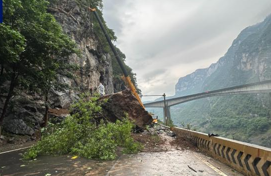 国道319重庆武隆段发生山体垮塌 道路中断